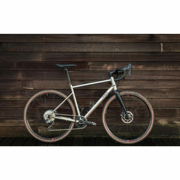 VELO GRAVEL TRIBAN GRVL 900 HOMME CADRE TITANE SHIMANO GRX 13 VELO GRAVEL TRIBAN GRVL 900 HOMME CADRE TITANE SHIMANO GRX – Image 11