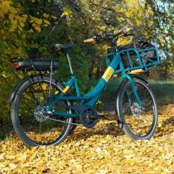 VÉLO PORTEUR ÉLECTRIQUE - MISSIVE 7 VITESSES BLEU CANARD + SACOCHE AVANT -VÉLOS VTT Soldes Magasin velo porteur electrique missive 7 vitesses bleu canard sacoche avant 3 600x600 1