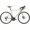 VÉLO ROUTE FEMME EDR CARBONE DISC SHIMANO 105 BORDEAUX -VÉLOS VTT Soldes Magasin velo route femme edr carbone disc shimano 105 beige 600x600 1