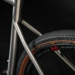 VELO TRIBAN GRAVEL GRVL 900 FEMME CADRE TITANE SHIMANO GRX 16 VELO TRIBAN GRAVEL GRVL 900 FEMME CADRE TITANE SHIMANO GRX -VÉLOS VTT Soldes Magasin velo triban gravel grvl 900 femme cadre titane shimano grx 2 600x600 1