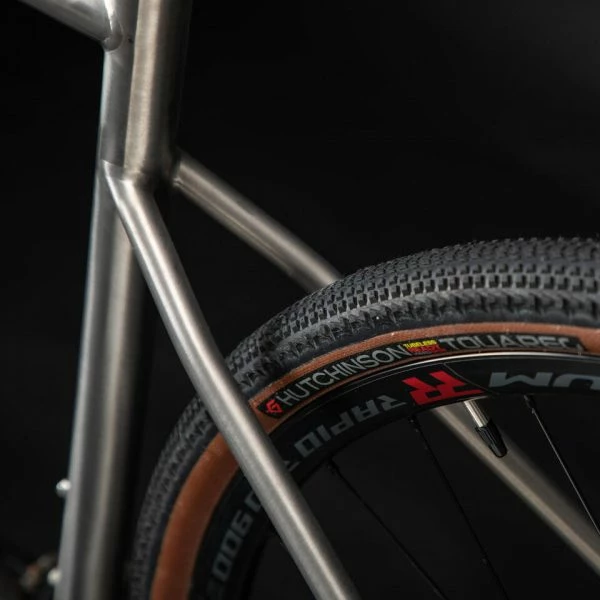 VELO TRIBAN GRAVEL GRVL 900 FEMME CADRE TITANE SHIMANO GRX 5 VELO TRIBAN GRAVEL GRVL 900 FEMME CADRE TITANE SHIMANO GRX – Image 3