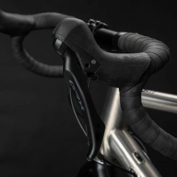 VELO TRIBAN GRAVEL GRVL 900 FEMME CADRE TITANE SHIMANO GRX 7 VELO TRIBAN GRAVEL GRVL 900 FEMME CADRE TITANE SHIMANO GRX – Image 5